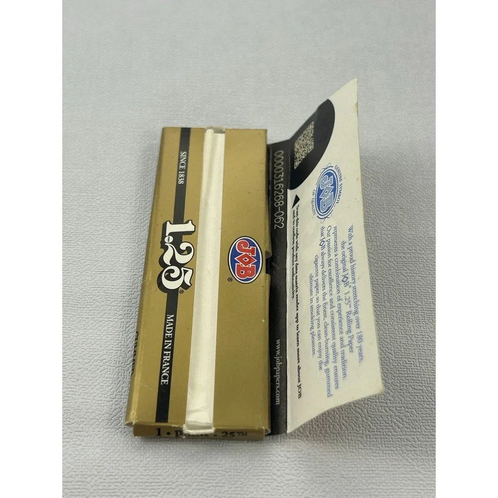 JOB 1.25 Rolling Papers Gold 24 Leaves Made in France Open Partial Pack